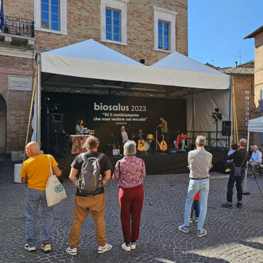 Palco coperto con copertura in pvc per eventi musicali e spettacoli all’aperto in piazza
